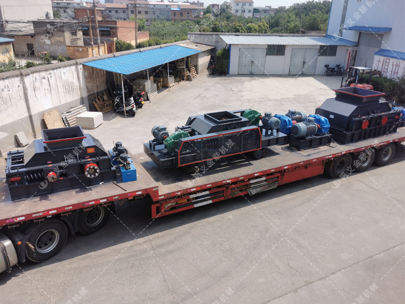 1200*1200雙齒輥破碎機(jī)，兩臺900*900軌道移動雙齒輥破碎機(jī)發(fā)往云南