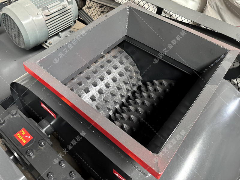 雙齒輥破碎機(jī)真的能“干濕通破”嗎？它的工作原理是什么？